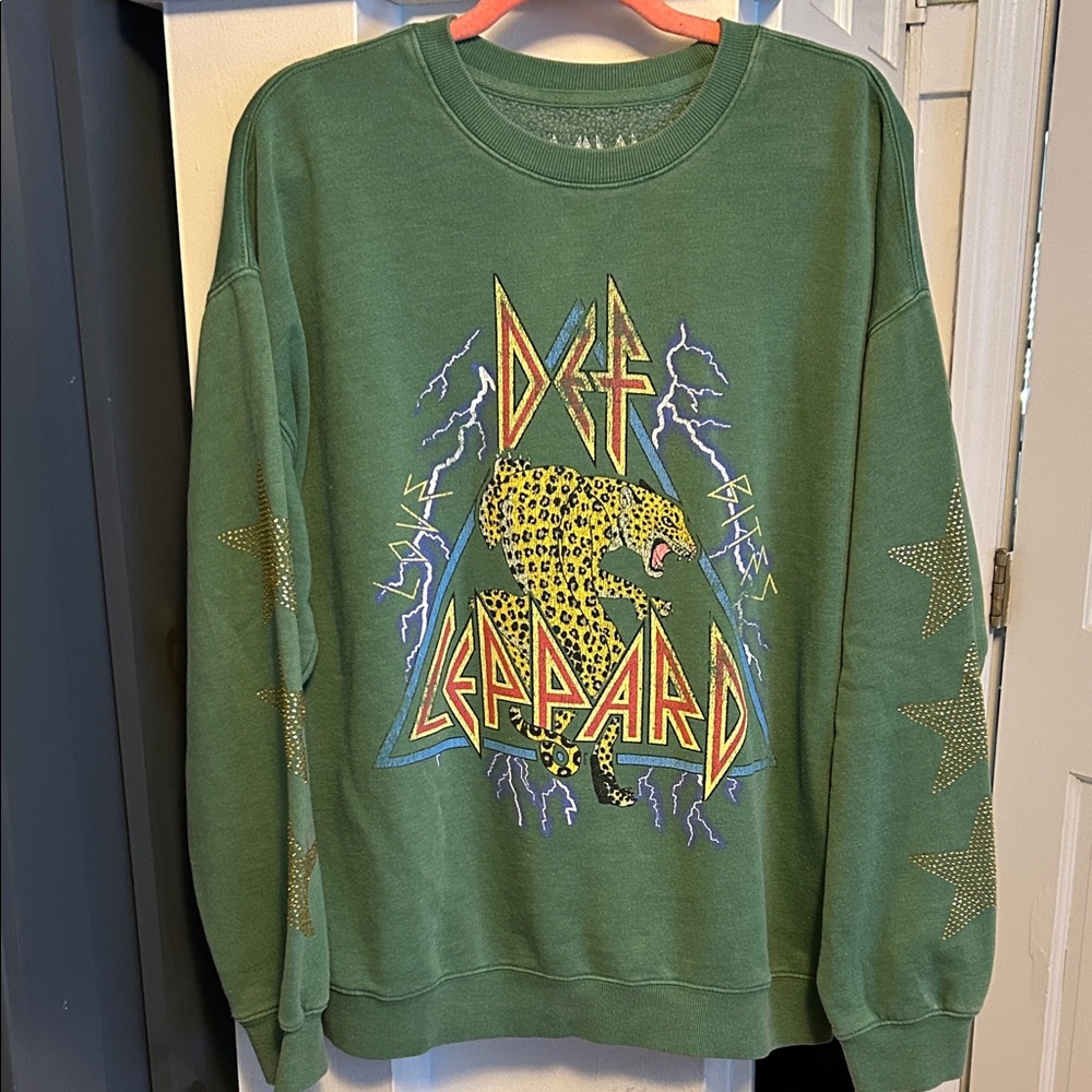 Green woman’s crewneck def leppard